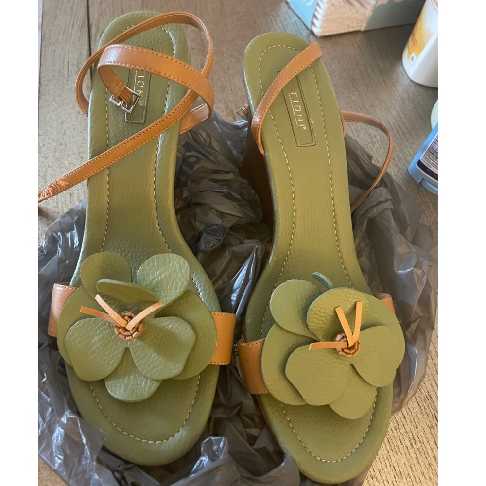 NWOT: Flower Wedge Sandal Size 11
